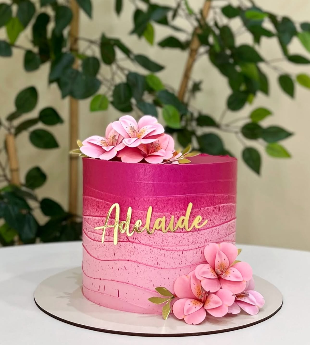 Bolo decorado em chantininho rosa